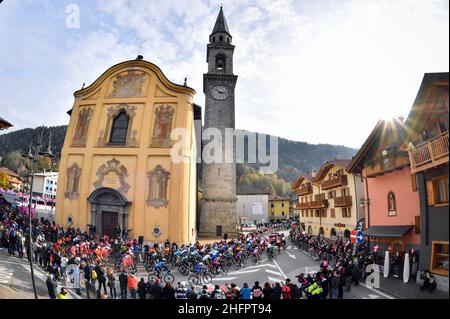 Massimo Paolone/LaPresse 22. Oktober 2020 Italien Sport Cycling Giro d'Italia 2020 - Ausgabe 103th - Etappe 18 - von Pinzolo nach Laghi di Cancano (Parco Nazionale Stelvio) im Bild: Der Start des Rennens Stockfoto