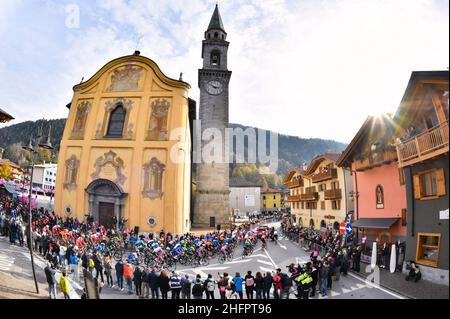 Massimo Paolone/LaPresse 22. Oktober 2020 Italien Sport Cycling Giro d'Italia 2020 - Ausgabe 103th - Etappe 18 - von Pinzolo nach Laghi di Cancano (Parco Nazionale Stelvio) im Bild: Der Start des Rennens Stockfoto