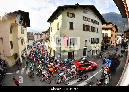 Massimo Paolone/LaPresse 22. Oktober 2020 Italien Sport Cycling Giro d'Italia 2020 - Ausgabe 103th - Etappe 18 - von Pinzolo nach Laghi di Cancano (Parco Nazionale Stelvio) im Bild: Der Start des Rennens Stockfoto