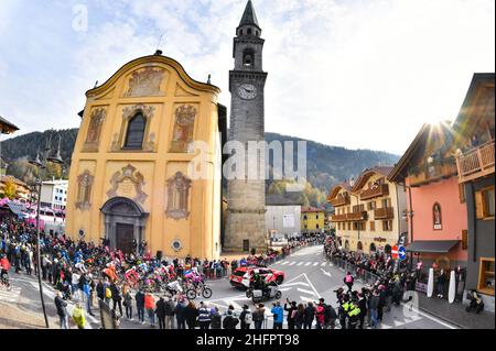 Massimo Paolone/LaPresse 22. Oktober 2020 Italien Sport Cycling Giro d'Italia 2020 - Ausgabe 103th - Etappe 18 - von Pinzolo nach Laghi di Cancano (Parco Nazionale Stelvio) im Bild: Der Start des Rennens Stockfoto