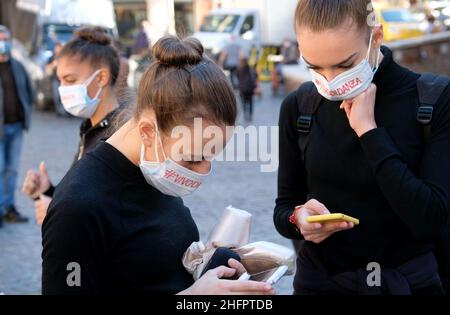 Mauro Scrobogna /LaPresse October 22, 2020&#xa0; Rom, Italy News Tanzschulen - Protest gegen die Anti-Covid-19-Bestimmungen auf dem Foto: Studenten der Tanzschulen während des Flash-Mob, der vor dem Pantheon organisiert wurde, um auf die Beschränkungen durch die Anti-Covid-Bestimmungen aufmerksam zu machen Stockfoto