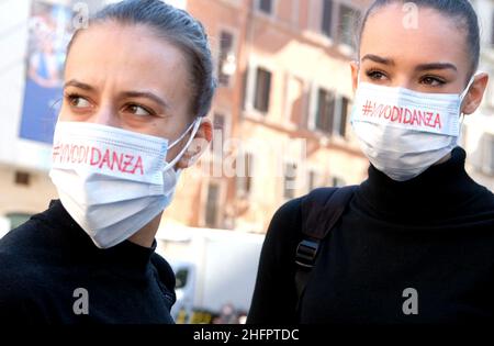 Mauro Scrobogna /LaPresse October 22, 2020&#xa0; Rom, Italy News Tanzschulen - Protest gegen die Anti-Covid-19-Bestimmungen auf dem Foto: Studenten der Tanzschulen während des Flash-Mob, der vor dem Pantheon organisiert wurde, um auf die Beschränkungen durch die Anti-Covid-Bestimmungen aufmerksam zu machen Stockfoto