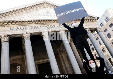 Mauro Scrobogna /LaPresse October 22, 2020&#xa0; Rom, Italy News Tanzschulen - Protest gegen die Anti-Covid-19-Bestimmungen auf dem Foto: Studenten der Tanzschulen während des Flash-Mob, der vor dem Pantheon organisiert wurde, um auf die Beschränkungen durch die Anti-Covid-Bestimmungen aufmerksam zu machen Stockfoto