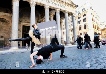 Mauro Scrobogna /LaPresse October 22, 2020&#xa0; Rom, Italy News Tanzschulen - Protest gegen die Anti-Covid-19-Bestimmungen auf dem Foto: Studenten der Tanzschulen während des Flash-Mob, der vor dem Pantheon organisiert wurde, um auf die Beschränkungen durch die Anti-Covid-Bestimmungen aufmerksam zu machen Stockfoto