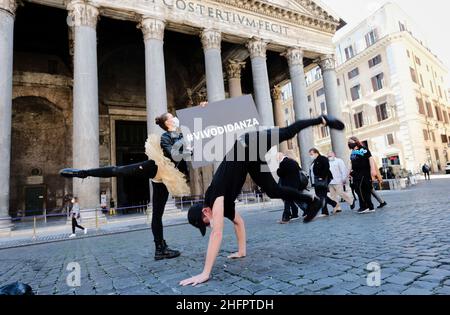 Mauro Scrobogna /LaPresse October 22, 2020&#xa0; Rom, Italy News Tanzschulen - Protest gegen die Anti-Covid-19-Bestimmungen auf dem Foto: Studenten der Tanzschulen während des Flash-Mob, der vor dem Pantheon organisiert wurde, um auf die Beschränkungen durch die Anti-Covid-Bestimmungen aufmerksam zu machen Stockfoto