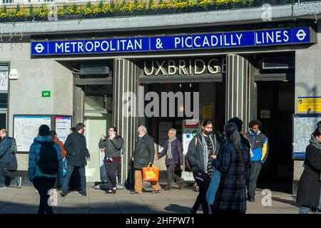 Uxbridge, London Borough of Hillingdon, Großbritannien. 17th. Januar 2022. Viele Käufer trugen heute Gesichtsmasken, als sie im Wahlkreis von Boris Johnson in Uxbridge einkaufen gingen. Ab heute wird die Covid-19-Selbstisolation von sieben auf fünf Tage verkürzt, dies ist jedoch an den Tagen fünf und sechs nach dem positiven Test mit einem negativen lateralen Durchflusstest verbunden. Es wird erwartet, dass die meisten Covid-19-Beschränkungen in England ab dem 26th. Januar aufgehoben werden. Quelle: Maureen McLean/Alamy Live News Stockfoto