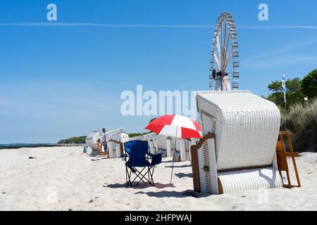 Im Sommer bunte Liegen am Strand bei Kühlungsborn. Mecklenburg-Vorpommern, Deutschland Stockfoto