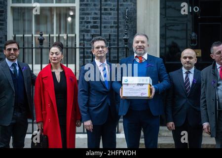 London, England, Großbritannien. 17th Januar 2022. Der konservative Abgeordnete STEVE BAKER schließt sich den Gruppen an und überreicht 360,000 starke Petition gegen Impfpass an die Downing Street 10. (Bild: © Tayfun Salci/ZUMA Press Wire) Stockfoto