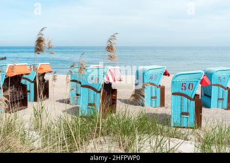 Im Sommer bunte Liegen am Strand bei Kühlungsborn. Mecklenburg-Vorpommern, Deutschland Stockfoto