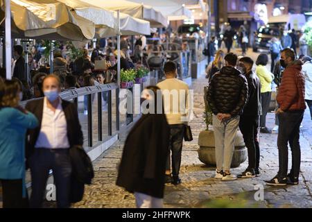 Foto Alessandro Pone - LaPresse 23 10 2020 Napoli Coronavirus, emergenza sanitaria - Lock down notturno a Napoli Nella Foto Napoli in prima serata Foto Alessandro Pone - LaPresse Oktober . 23 2020 Neapel - Italien Coronavirus, Notfall - Nachtsperre und Schließung im Bild neapel Stockfoto