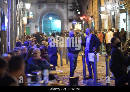 Foto Alessandro Pone - LaPresse 23 10 2020 Napoli Coronavirus, emergenza sanitaria - Lock down notturno a Napoli Nella Foto Napoli in prima serata Foto Alessandro Pone - LaPresse Oktober . 23 2020 Neapel - Italien Coronavirus, Notfall - Nachtsperre und Schließung im Bild neapel Stockfoto