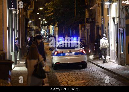 Foto Alessandro Pone - LaPresse 23 10 2020 Napoli Coronavirus, emergenza sanitaria - Lock down notturno a Napoli Nella Foto Napoli in prima serata Foto Alessandro Pone - LaPresse Oktober . 23 2020 Neapel - Italien Coronavirus, Notfall - Nachtsperre und Schließung im Bild neapel Stockfoto