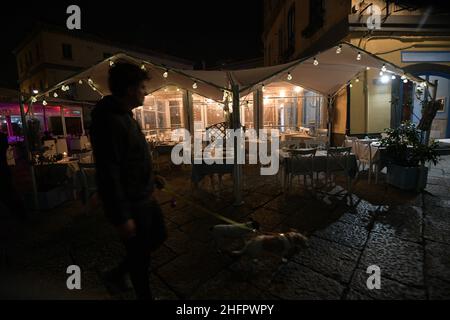 Foto Alessandro Pone - LaPresse 23 10 2020 Napoli Coronavirus, emergenza sanitaria - Lock down notturno a Napoli Nella Foto Napoli in prima serata Foto Alessandro Pone - LaPresse Oktober . 23 2020 Neapel - Italien Coronavirus, Notfall - Nachtsperre und Schließung im Bild neapel Stockfoto