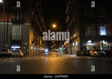 Foto Alessandro Pone - LaPresse 23 10 2020 Napoli Coronavirus, emergenza sanitaria - Lock down notturno a Napoli Nella Foto Napoli in prima serata Foto Alessandro Pone - LaPresse Oktober . 23 2020 Neapel - Italien Coronavirus, Notfall - Nachtsperre und Schließung im Bild neapel Stockfoto