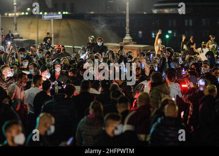 Alessandro Pone - LaPresse Napoli 23 ottobre 2020 Cronaca Covid 19, coprifuco dalle 23 alle 5 del mattino in Kampanien. I cittadini scendono in strada per protestare, scontri con la polizia davanti agli uffici della regione Campania. Alessandro Pone - LaPresse Neapel 23 oktober 2020 Nachrichten Covid 19, Ausgangssperre von 11pm bis 5am in Kampanien. Bürger gehen auf die Straße, um zu protestieren, und es kommt zu Zusammenstößen mit der Polizei vor den Büros der Region Kampanien. Stockfoto