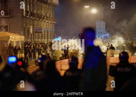 Alessandro Pone - LaPresse Napoli 23 ottobre 2020 Cronaca Covid 19, coprifuco dalle 23 alle 5 del mattino in Kampanien. I cittadini scendono in strada per protestare, scontri con la polizia davanti agli uffici della regione Campania. Alessandro Pone - LaPresse Neapel 23 oktober 2020 Nachrichten Covid 19, Ausgangssperre von 11pm bis 5am in Kampanien. Bürger gehen auf die Straße, um zu protestieren, und es kommt zu Zusammenstößen mit der Polizei vor den Büros der Region Kampanien. Stockfoto