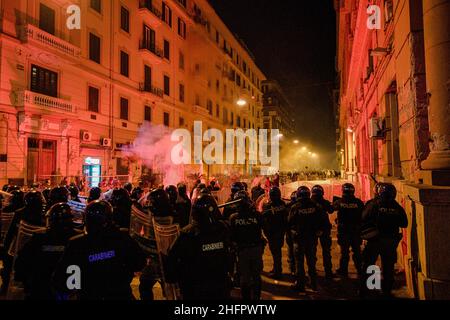 Alessandro Pone - LaPresse Napoli 23 ottobre 2020 Cronaca Covid 19, coprifuco dalle 23 alle 5 del mattino in Kampanien. I cittadini scendono in strada per protestare, scontri con la polizia davanti agli uffici della regione Campania. Alessandro Pone - LaPresse Neapel 23 oktober 2020 Nachrichten Covid 19, Ausgangssperre von 11pm bis 5am in Kampanien. Bürger gehen auf die Straße, um zu protestieren, und es kommt zu Zusammenstößen mit der Polizei vor den Büros der Region Kampanien. Stockfoto