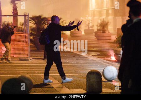 Alessandro Pone - LaPresse Napoli 23 ottobre 2020 Cronaca Covid 19, coprifuco dalle 23 alle 5 del mattino in Kampanien. I cittadini scendono in strada per protestare, scontri con la polizia davanti agli uffici della regione Campania. Alessandro Pone - LaPresse Neapel 23 oktober 2020 Nachrichten Covid 19, Ausgangssperre von 11pm bis 5am in Kampanien. Bürger gehen auf die Straße, um zu protestieren, und es kommt zu Zusammenstößen mit der Polizei vor den Büros der Region Kampanien. Stockfoto