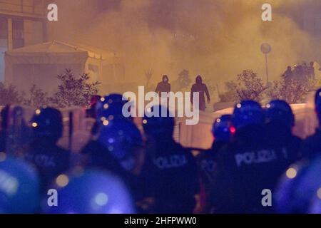 Alessandro Pone - LaPresse Napoli 23 ottobre 2020 Cronaca Covid 19, coprifuco dalle 23 alle 5 del mattino in Kampanien. I cittadini scendono in strada per protestare, scontri con la polizia davanti agli uffici della regione Campania. Alessandro Pone - LaPresse Neapel 23 oktober 2020 Nachrichten Covid 19, Ausgangssperre von 11pm bis 5am in Kampanien. Bürger gehen auf die Straße, um zu protestieren, und es kommt zu Zusammenstößen mit der Polizei vor den Büros der Region Kampanien. Stockfoto