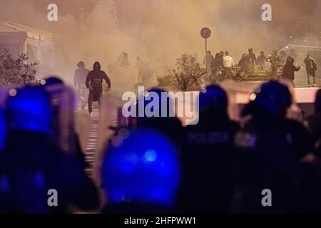 Alessandro Pone - LaPresse Napoli 23 ottobre 2020 Cronaca Covid 19, coprifuco dalle 23 alle 5 del mattino in Kampanien. I cittadini scendono in strada per protestare, scontri con la polizia davanti agli uffici della regione Campania. Alessandro Pone - LaPresse Neapel 23 oktober 2020 Nachrichten Covid 19, Ausgangssperre von 11pm bis 5am in Kampanien. Bürger gehen auf die Straße, um zu protestieren, und es kommt zu Zusammenstößen mit der Polizei vor den Büros der Region Kampanien. Stockfoto