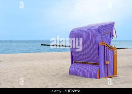 Im Sommer bunte Liegen am Strand bei Kühlungsborn. Mecklenburg-Vorpommern, Deutschland Stockfoto