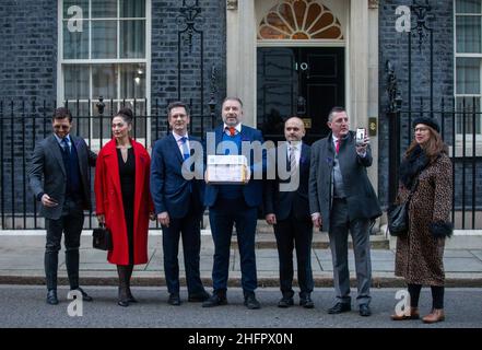 London, England, Großbritannien. 17th Januar 2022. Der konservative Abgeordnete STEVE BAKER schließt sich den Gruppen an und überreicht 360,000 starke Petition gegen Impfpass an die Downing Street 10. (Bild: © Tayfun Salci/ZUMA Press Wire) Stockfoto