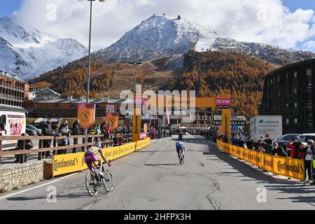 Massimo Paolone/LaPresse 24. Oktober 2020 Italien Sport Cycling Giro d'Italia 2020 - Ausgabe 103th - Etappe 20 - von Alba nach Sestriere im Bild: Während des Rennens Stockfoto