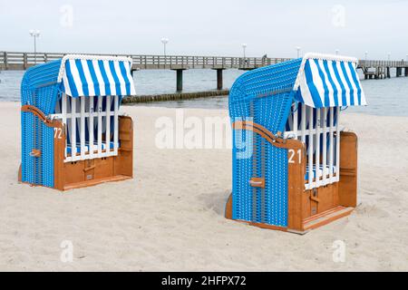 Im Sommer bunte Liegen am Strand bei Kühlungsborn. Mecklenburg-Vorpommern, Deutschland Stockfoto