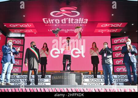 Massimo Paolone/LaPresse 24. Oktober 2020 Italien Sport Cycling Giro d'Italia 2020 - Ausgabe 103th - Etappe 20 - von Alba nach Sestriere im Bild: Jai Hindley (Team Sunweb) während der Preisverleihung Stockfoto