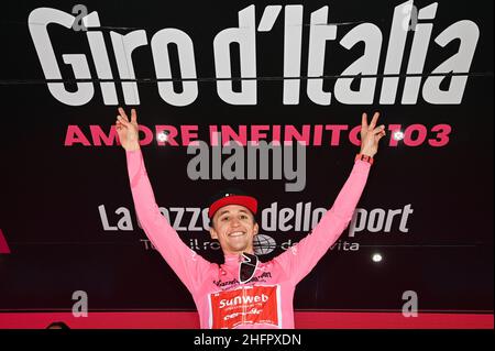 Massimo Paolone/LaPresse 24. Oktober 2020 Italien Sport Cycling Giro d'Italia 2020 - Ausgabe 103th - Etappe 20 - von Alba nach Sestriere im Bild: Jai Hindley (Team Sunweb) während der Preisverleihung Stockfoto