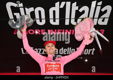 Massimo Paolone/LaPresse 24. Oktober 2020 Italien Sport Cycling Giro d'Italia 2020 - Ausgabe 103th - Etappe 20 - von Alba nach Sestriere im Bild: Jai Hindley (Team Sunweb) während der Preisverleihung Stockfoto