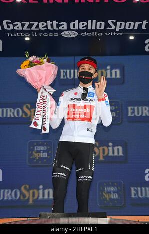 Massimo Paolone/LaPresse 24. Oktober 2020 Italien Sport Cycling Giro d'Italia 2020 - Ausgabe 103th - Etappe 20 - von Alba nach Sestriere im Bild: Jai Hindley (Team Sunweb) während der Preisverleihung Stockfoto