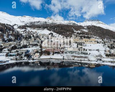 Luftdrohnenaufnahme des berühmten St. Moritzer Dorfes und Sees an einem sonnigen Wintertag in den alpen in der Schweiz, Kanton Graubünden Stockfoto