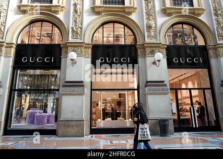 MAILAND, ITALIEN - 14. JANUAR 2022: Fassade des GUCCI-Stores in der Gallerie Vittorio Emanuele II das älteste Einkaufszentrum der Welt, Mailand, Italien Stockfoto