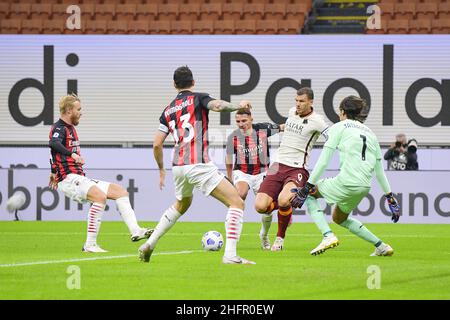 Fabio Rossi/AS Roma/LaPresse 26/10/2020 Mailand (Italien) Sport Soccer Mailand-Roma Italienische Fußball-Meisterschaft Liga Serie A Tim 2020/2021 - Stadio San Siro im Bild: Dzeko Stockfoto