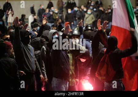 Mauro Scrobogna /LaPresse October 27, 2020&#xa0; Rom, Italien Nachrichten Coronavirus, Proteste gegen Gesundheitsnotstandsdekrete auf dem Foto: Protestierende, die gegen die unpopulären Maßnahmen protestieren, die kürzlich von der Regierung zur Eindämmung des Zusammenstoßes der covid-19-Pandemie mit der Polizei ergriffen wurden Stockfoto