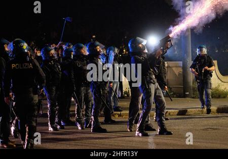 Mauro Scrobogna /LaPresse October 27, 2020&#xa0; Rom, Italien Nachrichten Coronavirus, Proteste gegen Gesundheitsnotstandsdekrete auf dem Foto: Protestierende, die gegen die unpopulären Maßnahmen protestieren, die kürzlich von der Regierung zur Eindämmung des Zusammenstoßes der covid-19-Pandemie mit der Polizei ergriffen wurden Stockfoto