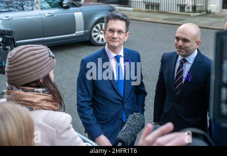 London, England, Großbritannien. 17th Januar 2022. Der konservative Abgeordnete STEVE BAKER schließt sich den Gruppen an und überreicht 360,000 starke Petition gegen Impfpass an die Downing Street 10. (Bild: © Tayfun Salci/ZUMA Press Wire) Stockfoto