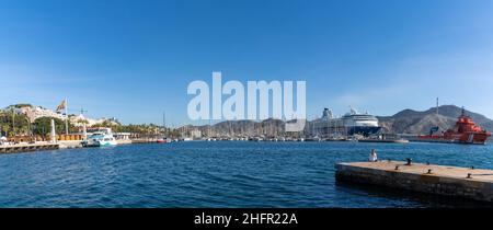 Cartagena, Spanien - 29. Dezember 2021: Panorama des Yachthafens und Hafens von Cartagena mit vielen Booten und einem Kreuzschiff Stockfoto