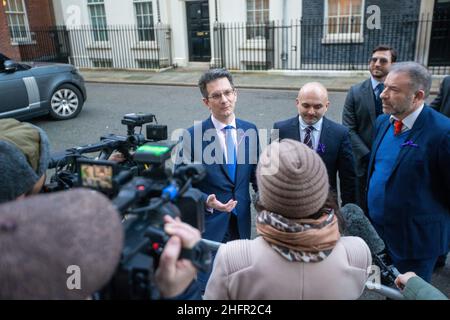 London, England, Großbritannien. 17th Januar 2022. Der konservative Abgeordnete STEVE BAKER schließt sich den Gruppen an und überreicht 360,000 starke Petition gegen Impfpass an die Downing Street 10. (Bild: © Tayfun Salci/ZUMA Press Wire) Stockfoto