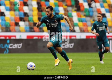 Andrea Bressanutti/LaPresse 01. November 2020 Udine, Italien Sportfußball Udinese vs. Mailand - Italienische Fußballmeisterschaft League A Tim 2020/2021 - Dacia Arena Stadion im Bild: Calhanoglu Stockfoto