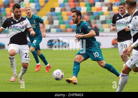 Andrea Bressanutti/LaPresse 01. November 2020 Udine, Italien Sportfußball Udinese vs. Mailand - Italienische Fußballmeisterschaft League A Tim 2020/2021 - Dacia Arena Stadion im Bild: Calhanoglu Stockfoto