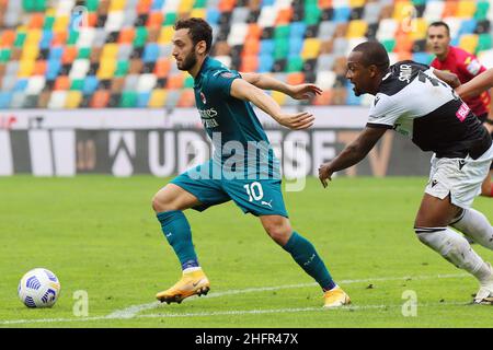 Andrea Bressanutti/LaPresse 01. November 2020 Udine, Italien Sportfußball Udinese vs. Mailand - Italienische Fußballmeisterschaft League A Tim 2020/2021 - Dacia Arena Stadion im Bild: Calhanoglu Stockfoto