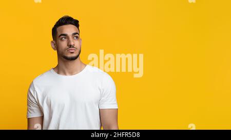 Nahaufnahme Porträt von schönen arabischen Kerl Blick auf den Kopierraum Stockfoto