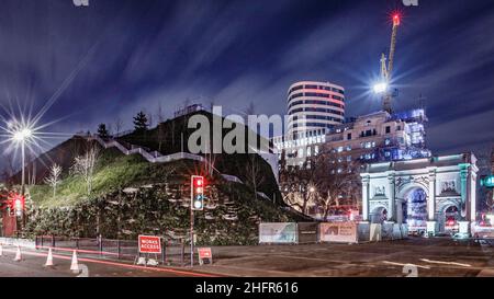 Londons Marble Arch Mound bei Nacht. Stockfoto