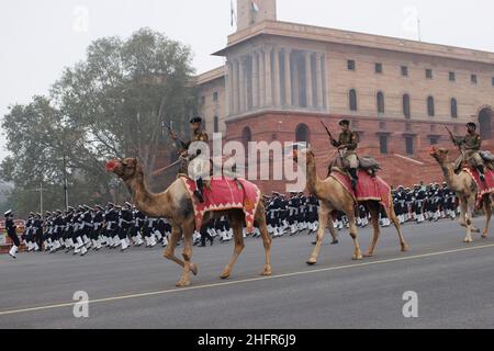 Neu Delhi, Neu Delhi, Indien. 17th Januar 2022. Soldaten der indischen Grenzschutztruppe reiten auf ihren Kamelen, während sie an der Probe für die bevorstehende Parade zum Republic Day 73rd teilnehmen. (Bild: © Karma Sonam Bhutia/ZUMA Press Wire) Stockfoto