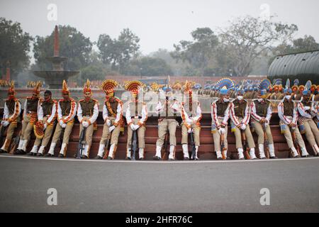 Neu Delhi, Neu Delhi, Indien. 17th Januar 2022. Indische Soldaten ruhen sich aus, während sie an den Proben für die bevorstehende Parade zum Tag der Republik 73rd teilnehmen. (Bild: © Karma Sonam Bhutia/ZUMA Press Wire) Stockfoto