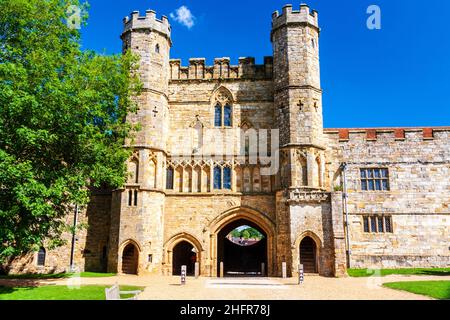 Das große Torhaus der Battle Abbey aus dem 14th. Jahrhundert vor einem klaren, sommerblauen Himmel. Erbaut ursprünglich von den Normannen auf dem Gelände der Schlacht von 1066. Stockfoto