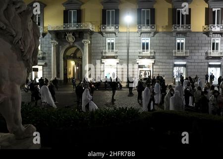 Menschen auf dem Platz gesehen. Ladenbesitzer protestierten auf der Piazza dei Martiri in Neapel, um „Firmen eine Stimme zu geben“. Der Protest wurde von Confcommercio Campania organisiert, um die wirtschaftlichen Verluste aus der Sperre und Ausgangssperre anzuprangern. Valeria Ferraro/LaPresse Stockfoto