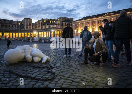 Die Leute sahen, wie sie Fotos von Jago's Statue gemacht haben. In der Morgendämmerung wurde auf der Piazza Plebiscito in Neapel eine Statue des verlassenen Kindes des Künstlers Jago (Jacopo Cardillo) zurückgelassen. Der Name der Statue „Look down“ ist eine Einladung, arme und fragile Menschen zu betrachten. Valeria Ferraro/LaPresse Stockfoto